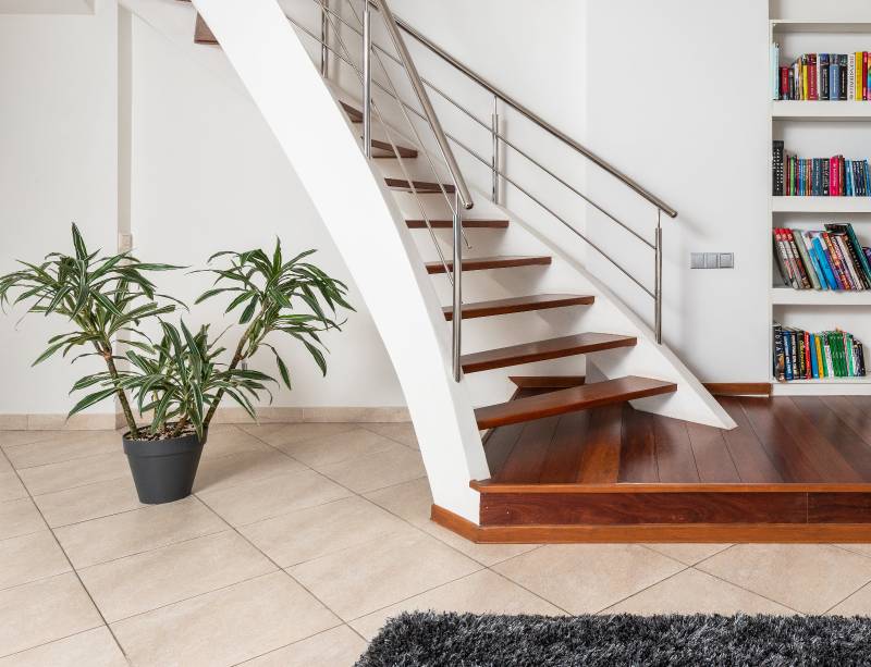 Agencer l'espace sous l'escalier pour optimiser la rentabilité, à Montpellier, Hérault 34